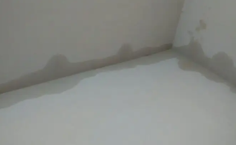 屋頂漏水的原因是？